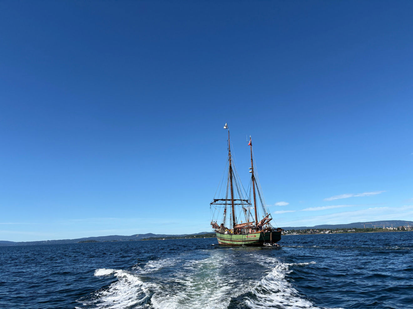en båt som seiler på vannet