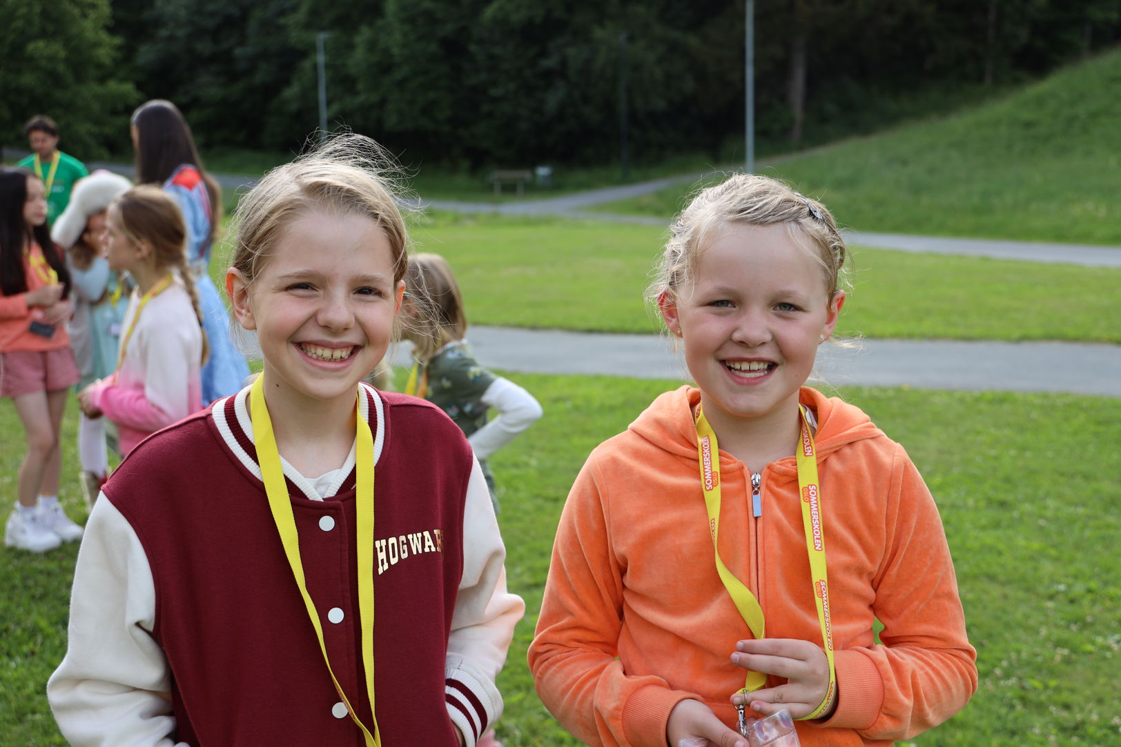 et par barn som smiler