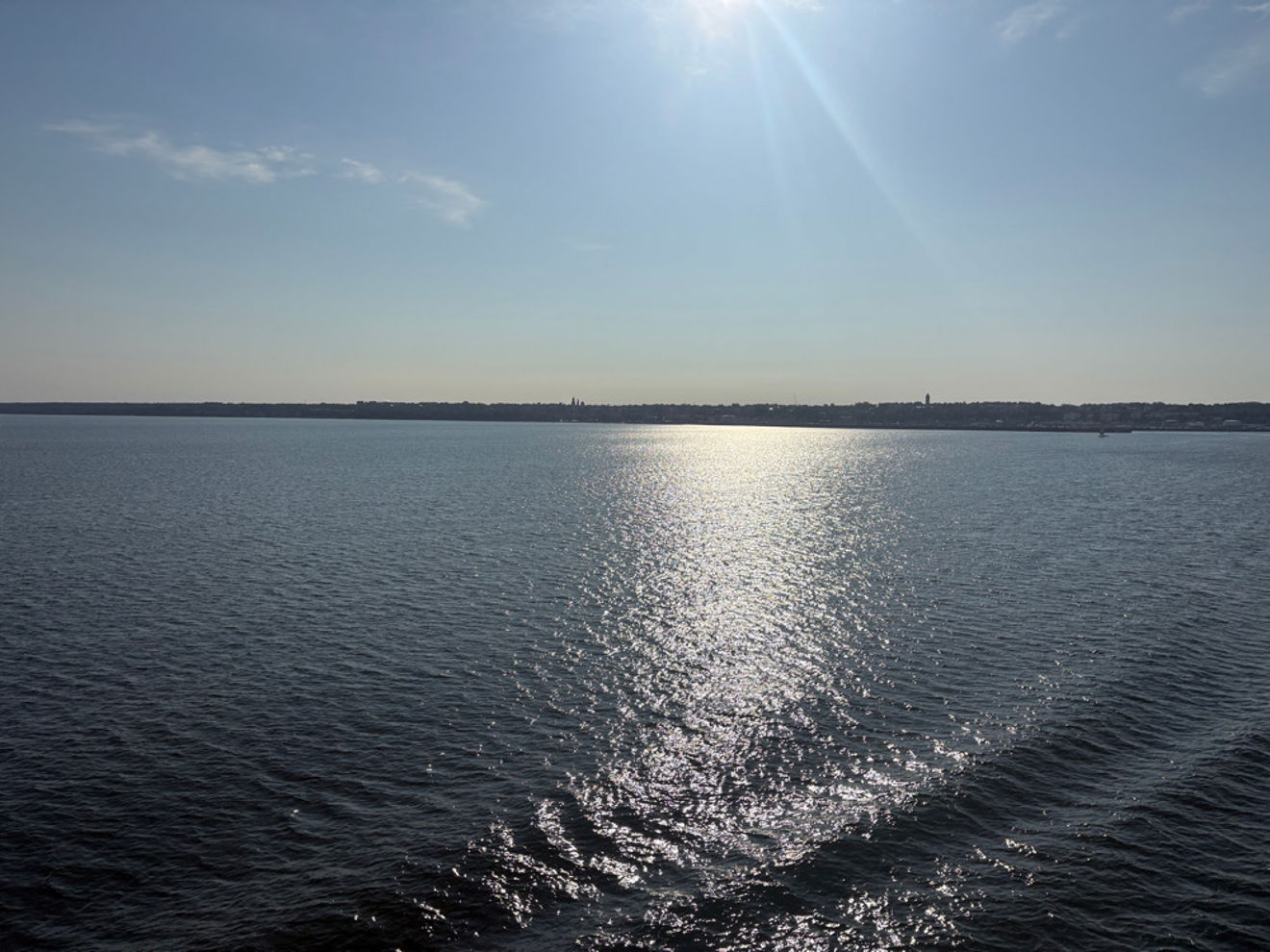 et vannområde med blå himmel og skyer