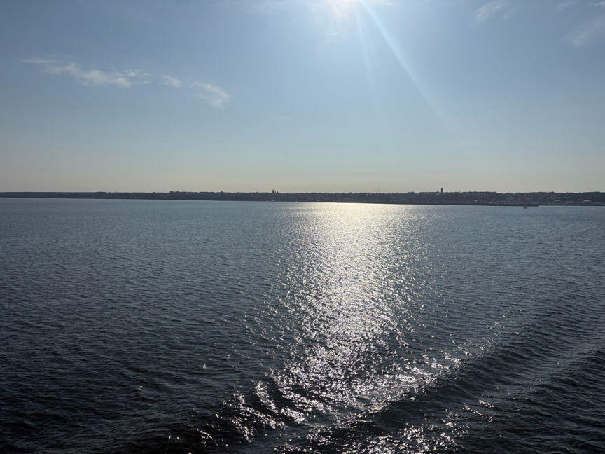 et vannområde med blå himmel og skyer
