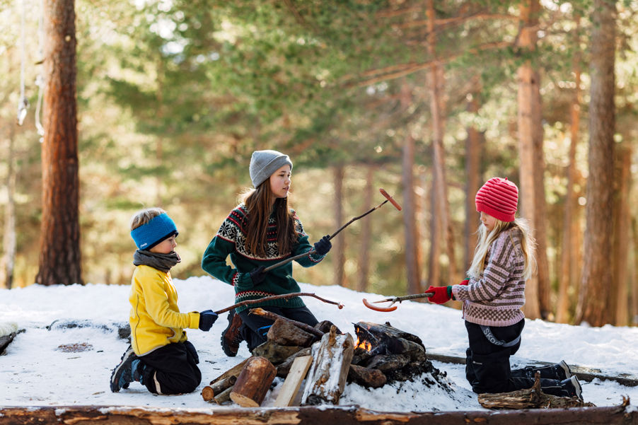 Barn som steker pølser