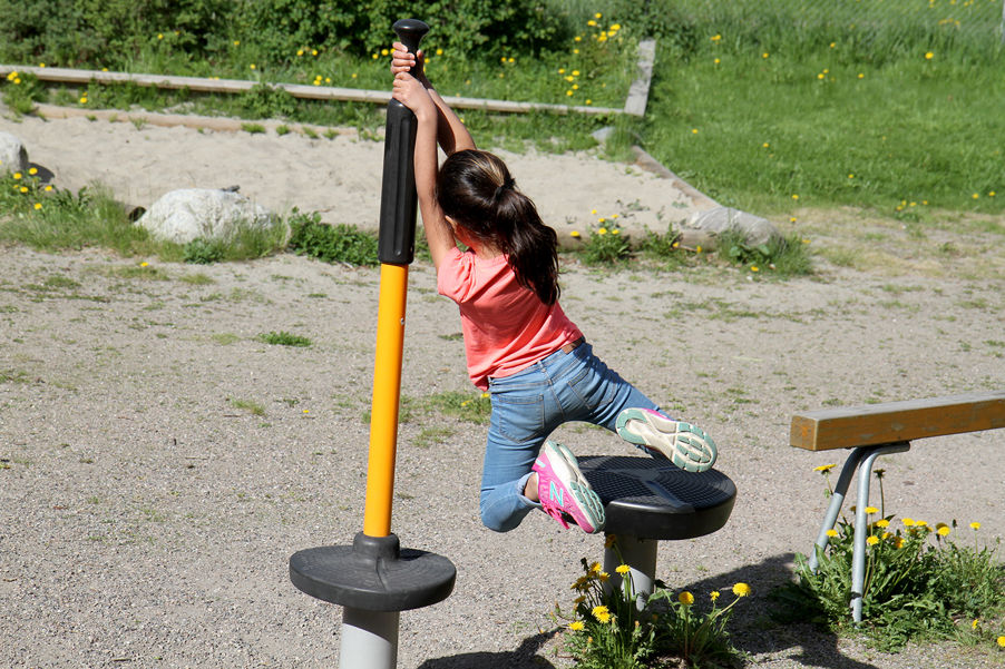 Jente på lekeapparat