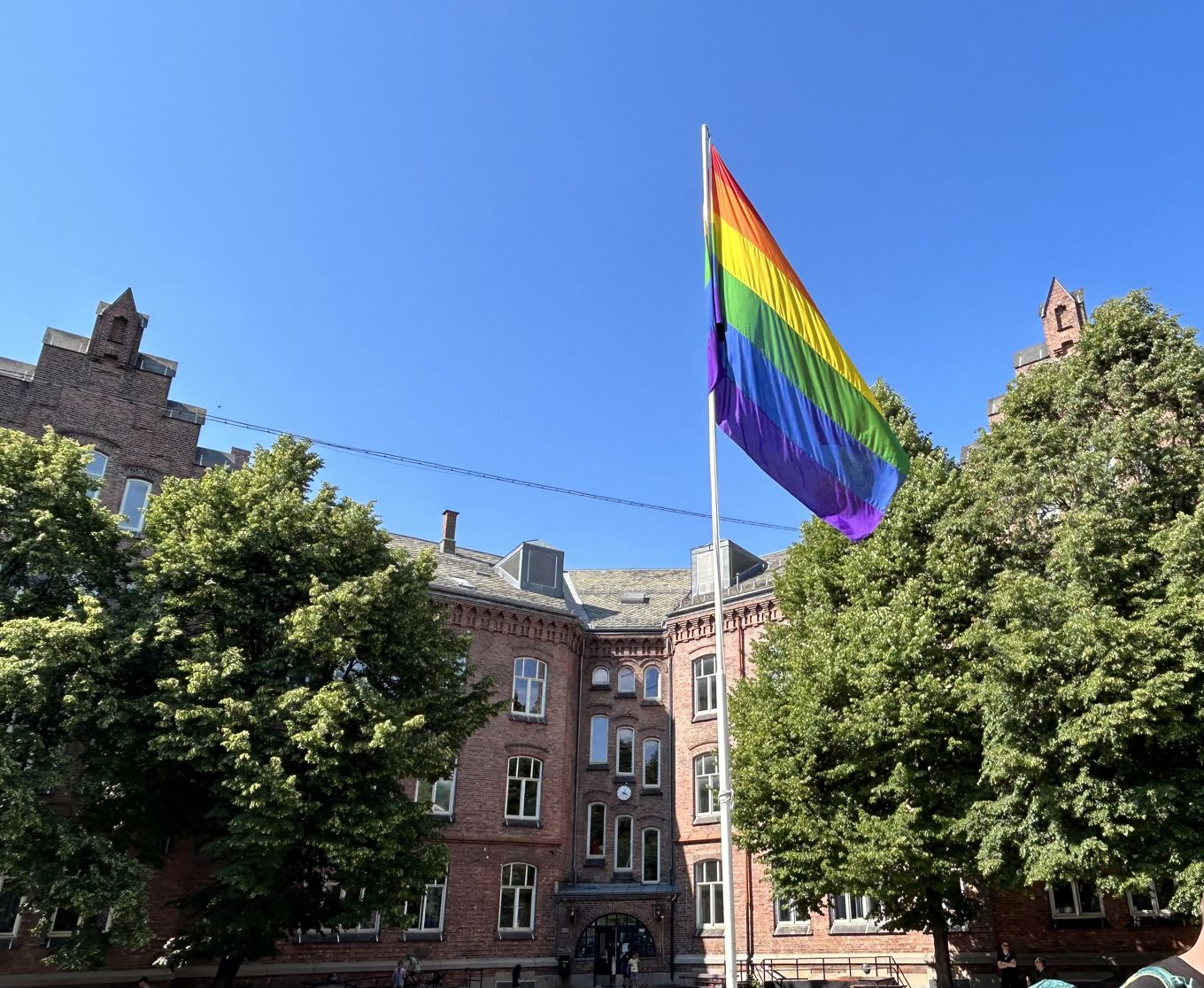 Lakkegata skole med prideflagg