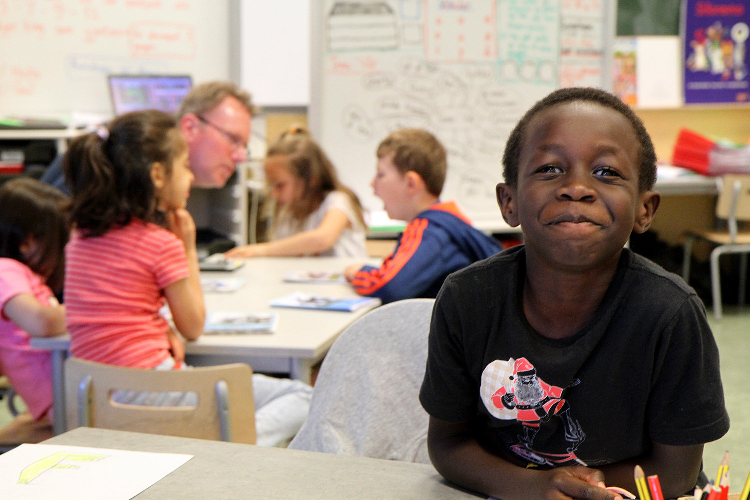 1. trinn gutt i klasserom.jpg