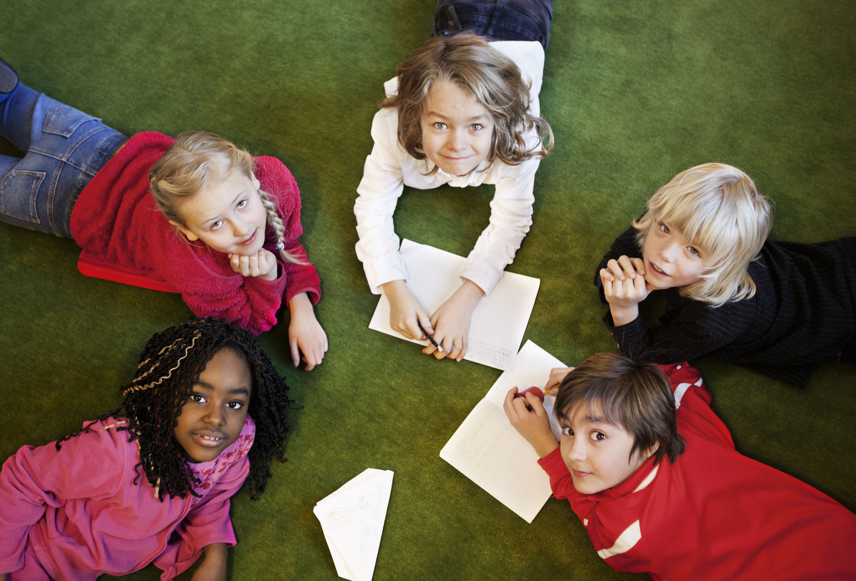 Elever som ligger på gulvet