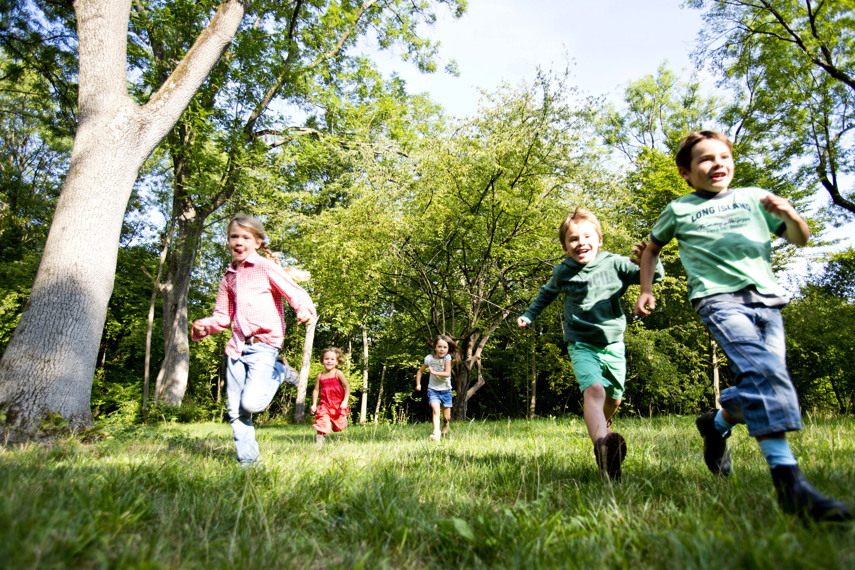 Barn løper i gresset