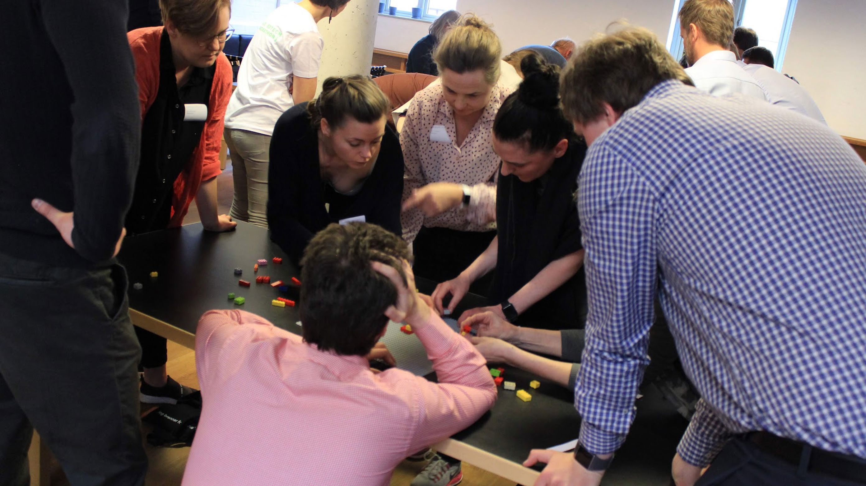 Lærere driver med gruppearbeid