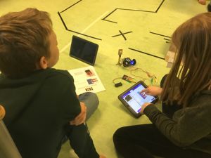 Elever som jobber med micro:bit