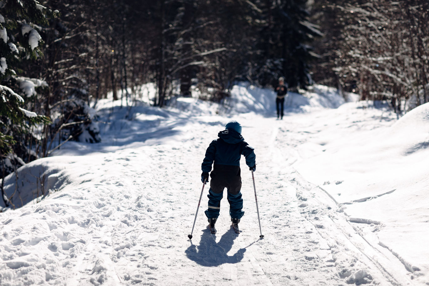 Gutt som går på ski