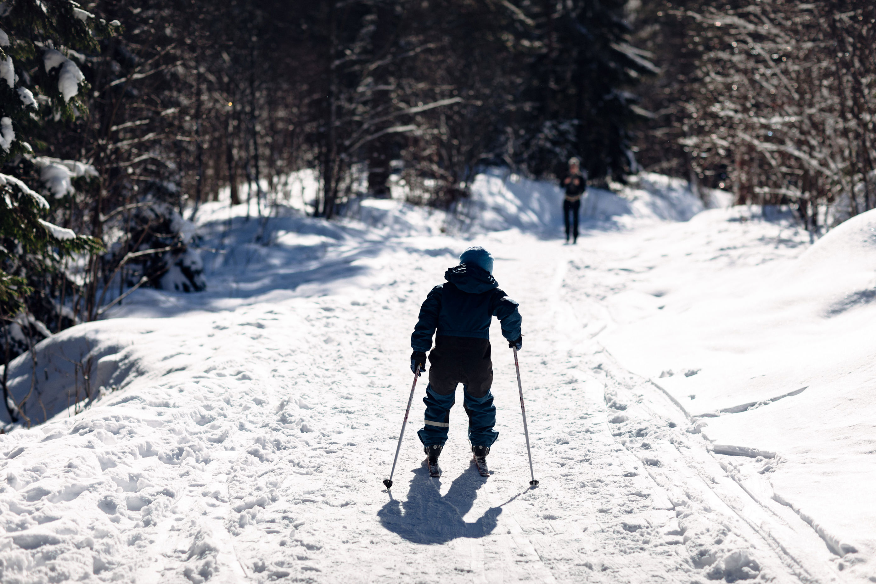 Gutt som går på ski