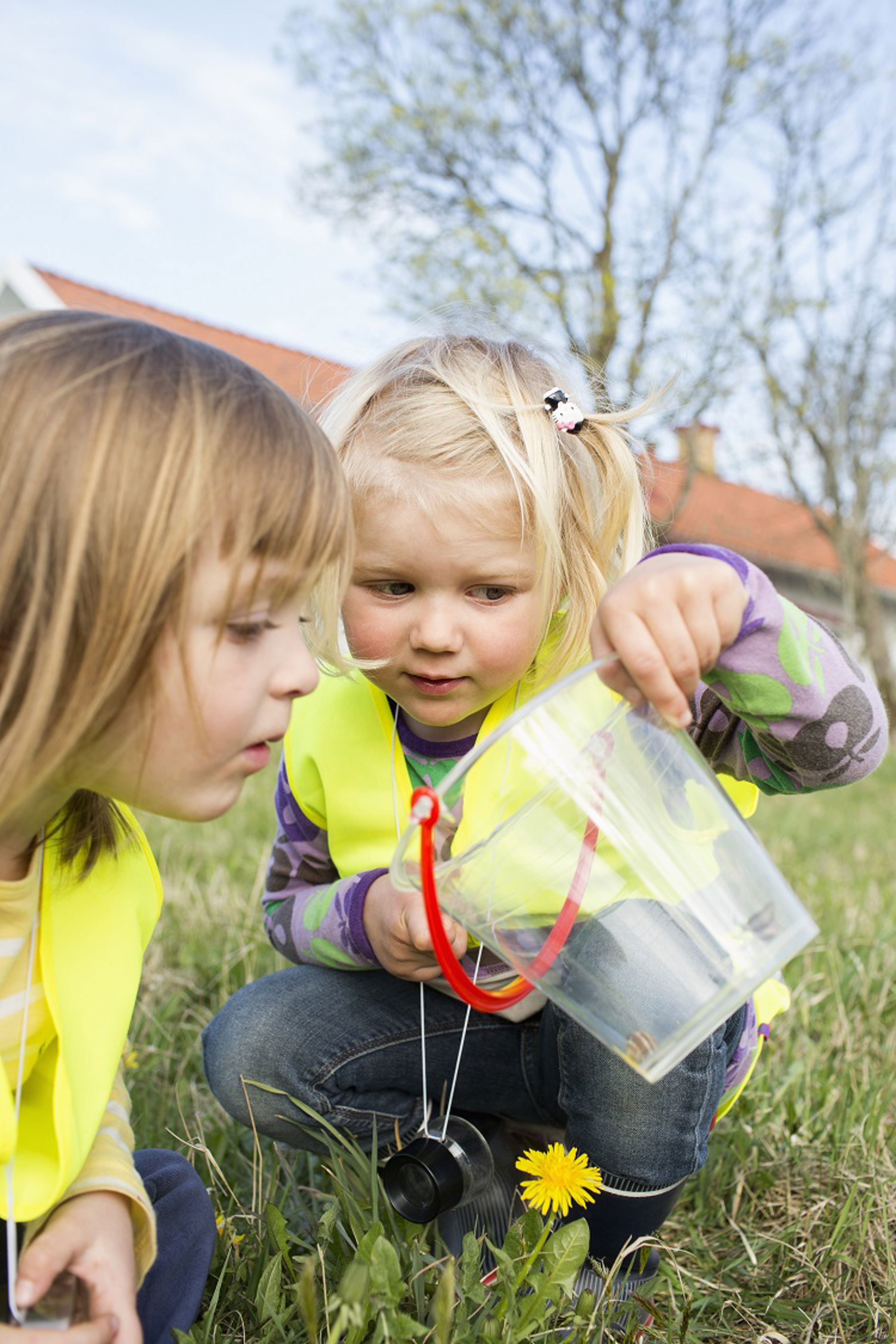 To jenter med bøtte