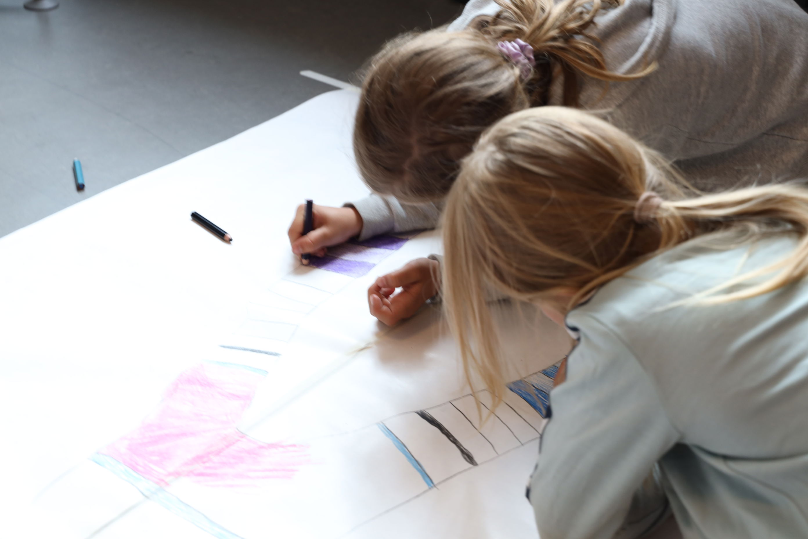 Barn som tegner på gulvet.