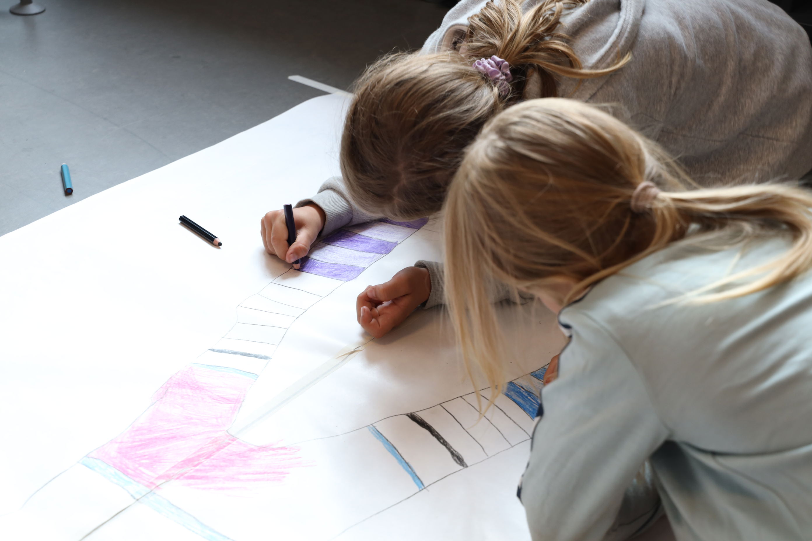 en person som tegner på et hvitt papir