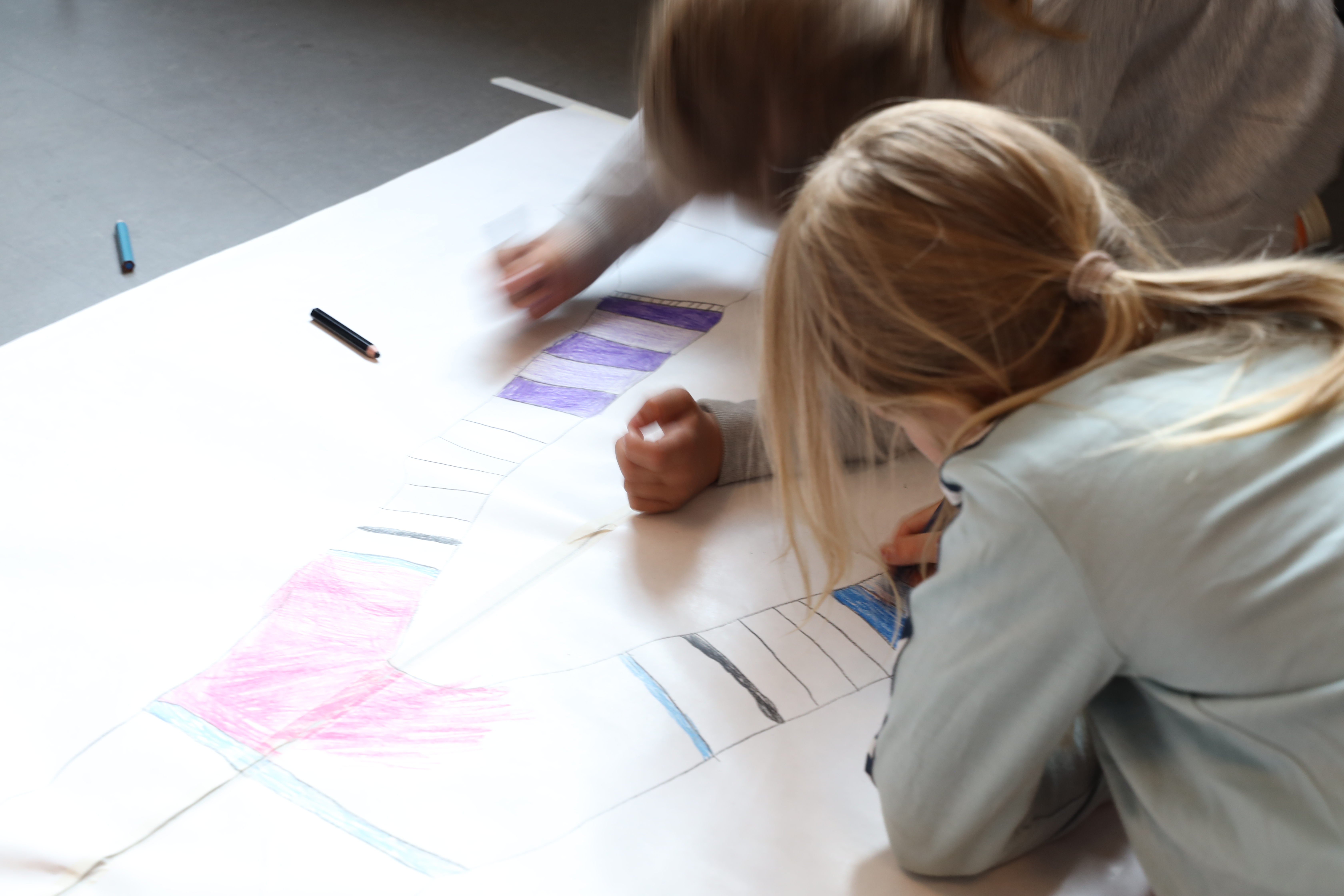 Noen få barn som tegner på en tavle