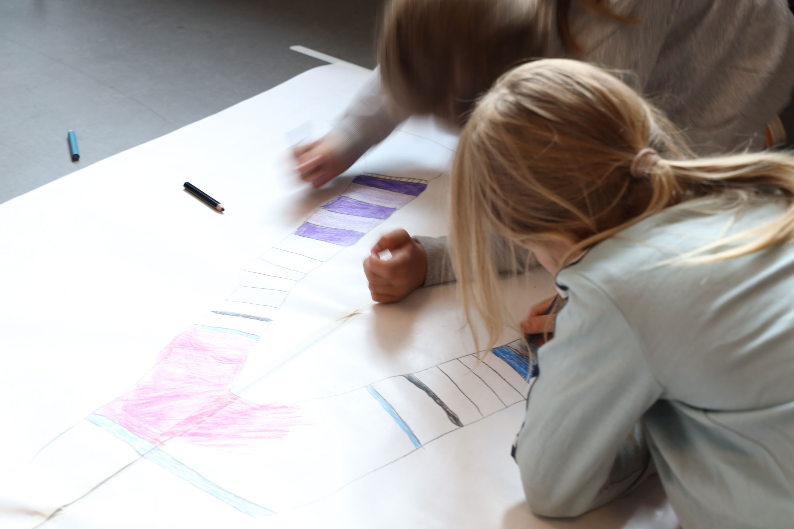 Noen få barn som tegner på en tavle