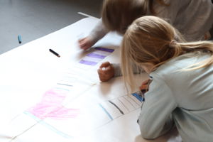Noen få barn som tegner på en tavle
