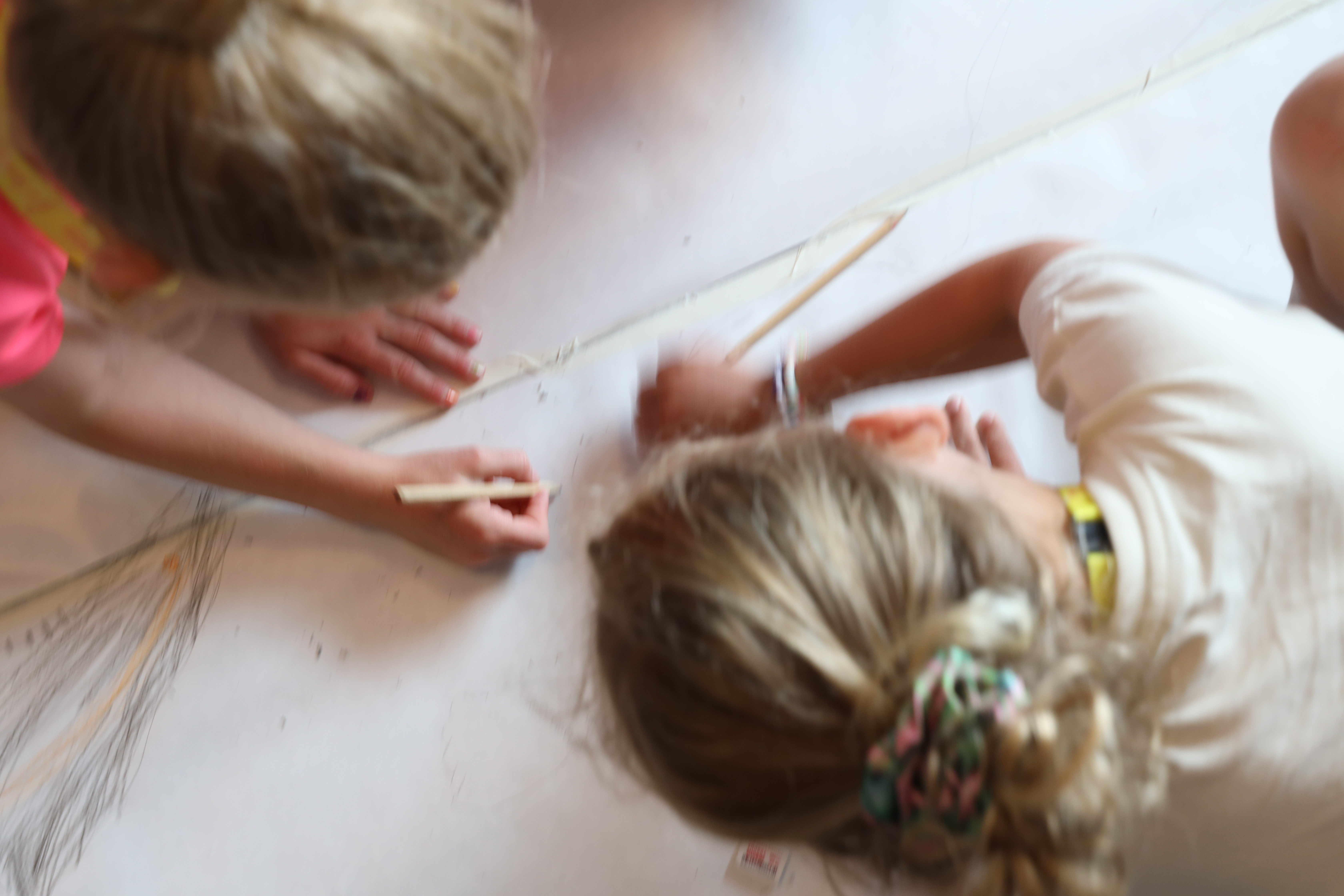 en gruppe barn som leker med en børste